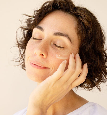 Blog Feed Article Feature Image Carousel: Vitamin C + Retinol – Are They the Keys to the Fountain of Youth? 