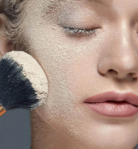 Blog Feed Article Feature Image Carousel: How to Apply Face Powder in Winter (Without Getting Dry Skin) 